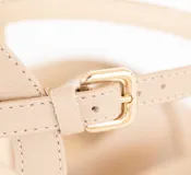 Sandalias de plataforma color beige con tiras cruzadas y pulsera al tobillo.