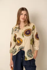 Camisa estampada de manga larga con cuello clásico y cierre frontal con botones.