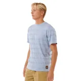Remera celeste con estampado de rayas horizontales y flores, de corte recto y manga corta.