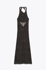 Vestido largo con estampado animal print, cuello halter con lazada y espalda descubierta.