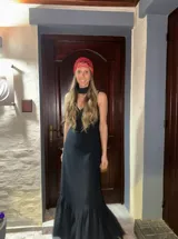 Vestido largo de algodón color gris, con breteles finos, escote en V y volado en el ruedo. Incluye chocker al tono.