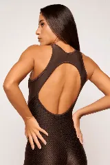 Mono deportivo marrón con cuello halter y espalda descubierta.
