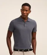 Remera polo de hombre, corte slim, color gris claro, confeccionada en tejido de media malla acanalada de algodón.