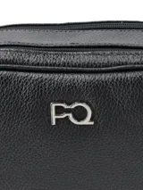 Cartera bandolera rectangular color peltre con textura granulada, logo de la marca en el frente, correa larga regulable y detalle de flecos en el lateral.