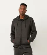 Campera de algodón gris oscuro jaspeado, con cierre frontal de cremallera, capucha con cordones trenzados y bolsillo canguro.