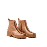 Botas cortas color marrón de cuero vacuno con suela track negra de goma. Presentan cierre lateral con cremallera YKK y puntera cuadrada.