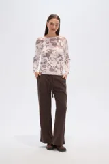 Sweater de manga larga con cuello redondo y estampado animal print abstracto en tonos blanco y marrón/malva.