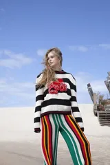 Sweater tejido a rayas horizontales blancas y negras, con aplique de moño rojo bordado.