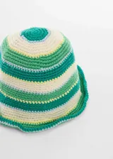 Sombrero tipo bucket tejido a crochet con diseño a rayas horizontales en tonos verde, amarillo y blanco.