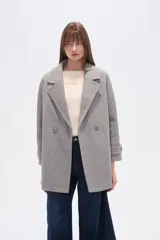 Tapado de poliéster color gris con cuello de solapa y cierre frontal de botones. Cuenta con mangas largas y un diseño de corte recto.