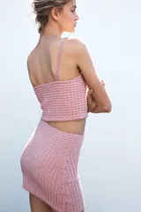 Minifalda rosa de tejido texturizado con tiro alto y corte ajustado.