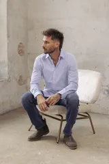 Camisa blanca con finas rayas verticales azules, de corte slim fit y manga larga.