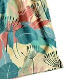 Short de baño para hombre con estampado de hojas en tonos celeste, verde, beige y coral. Tiene elástico en la cintura, tres bolsillos (dos laterales y uno trasero), tela con 10% spandex de secado rápido con doble costura de seguridad e interior con mesh hipoalergénico.