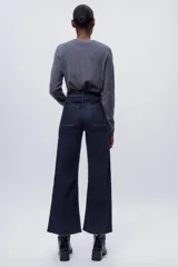 Pantalón de jean azul oscuro, de tiro alto y corte wide leg.