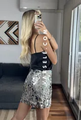 Musculosa lencera blanca con encaje, escote pico y tirantes finos. Bajo asimétrico.