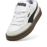 Championes Puma Park Lifestyle Og para hombre, color blanco con detalles en negro y suela marrón.