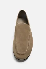 Mocasín de hombre color marrón claro, fabricado en piel con acabado serraje, horma redonda y suela ultrafina.