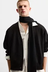 Cárdigan negro de punto de algodón, corte relaxed fit, con cuello en V, manga larga, terminaciones en rib y cierre frontal con botones.