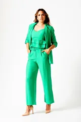 Conjunto verde de top con volados y pantalón palazzo.