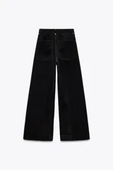 Pantalón de jean negro de pana, de corte wide leg y tiro alto.