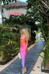 Vestido largo strapless con abertura lateral, color rosa con degradado a lila.