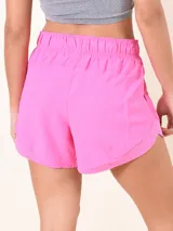 Short deportivo fucsia con cintura elástica y bolsillos laterales.