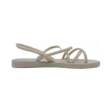 Sandalias Ipanema color beige con tiras finas cruzadas y una tira con diseño trenzado.