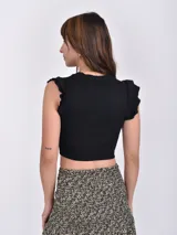 Remera crop top negra de tejido de punto con cuello redondo y mangas cortas con volados.