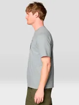 Camiseta de manga corta, color gris claro, con estampado frontal del logo de Mountain Hardwear.