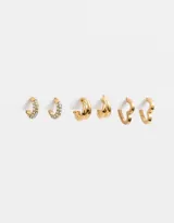 Set de tres pares de aros tipo argolla bañados en oro. Un par con incrustaciones de strass, un par con textura acanalada y un par liso.