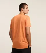 Remera deportiva negra de poliéster y elastano, con tecnología Dry, cuello redondo, manga corta y estampa jacquard.