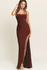 Vestido largo de fiesta color bordó con lurex y breteles finos.