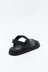 Sandalia baja color celeste con diseño de tiras anchas y hebilla lateral.