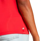 Remera roja de corte slim fit con cuello redondo y mangas cortas con ribete blanco. Presenta las tres bandas características de Adidas en color blanco a lo largo de los hombros y el logo de la marca bordado en el pecho.