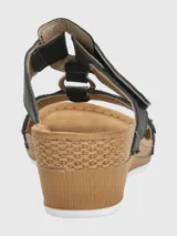 Sandalia Hush Puppies Bax III color negro con plataforma de cuña y ajuste con velcro.