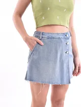 Short pollera color rojo con cierre frontal con botones y ruedo desflecado.