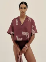 Camisa de manga corta con cuello tipo solapa, confeccionada en 100% algodón con estampa original de Polonio.