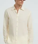 Camisa celeste de lino con cuello camisero, abotonadura frontal y mangas largas.