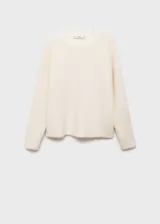 Sweater color crema, tejido de punto grueso, cuello redondo y manga larga.