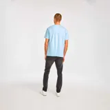 Remera celeste de algodón con bolsillo en el pecho izquierdo y logo de CAT bordado en negro. Corte clásico y mangas cortas.