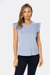 Remera celeste con mangas cortas con detalle de broderie.