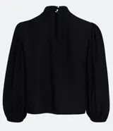 Blusa negra de viscosa con textura jacquard, cuello alto, manga larga abullonada con pliegues y cierre en gota en la espalda con dos botones.