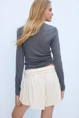 Short color crudo de punto acanalado fino de viscosa, con cintura ancha y costuras laterales fruncidas que crean un efecto drapeado.
