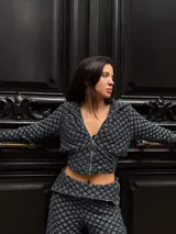 Campera de crochet de hilo celeste con negro, con cierre frontal y forro interior.