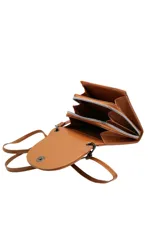 Billetera tipo sobre color camel con correa desmontable y cierre con solapa.