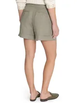 Short de tiro alto color verde oliva, confeccionado en lino orgánico, con cierre cruzado y hebillas en los costados. Incluye bolsillos y pinzas.