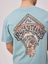 Remera de algodón con lavado, color celeste verdoso, de corte holgado (loose fit) y cuello redondo. Presenta un pequeño estampado gráfico en el pecho.