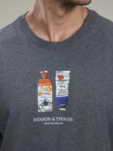 Remera celeste de algodón con cuello redondo y estampado de dos pomos de pintura con la inscripción "Benn & Thoms, More Archive".