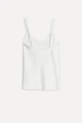 Top lencero blanco con breteles finos y escote redondo.