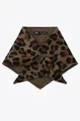 Pañuelo de lana con estampado de leopardo en tonos marrón y negro.